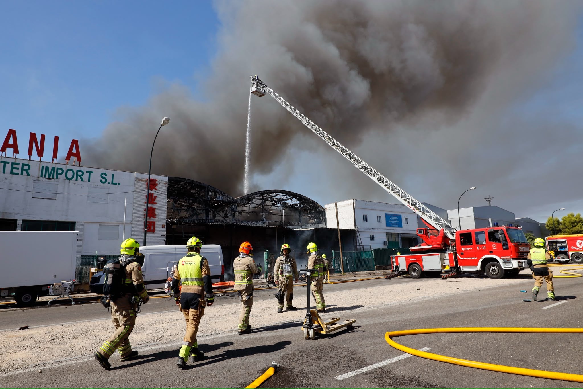 Un virulento incendio en el polígono Cogullada alerta a toda Zaragoza Un virulento incendio en el polígono Cogullada alerta a toda Zaragoza