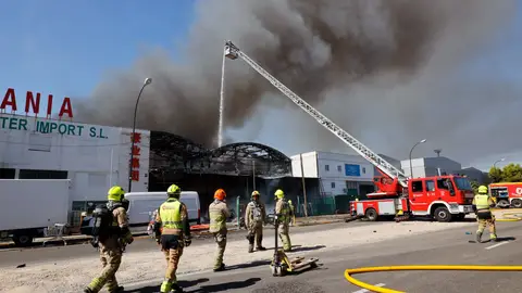 Los bomberos trabajando en controlar las llamas en el polígono Cogullada Los bomberos trabajando en controlar las llamas en el polígono Cogullada