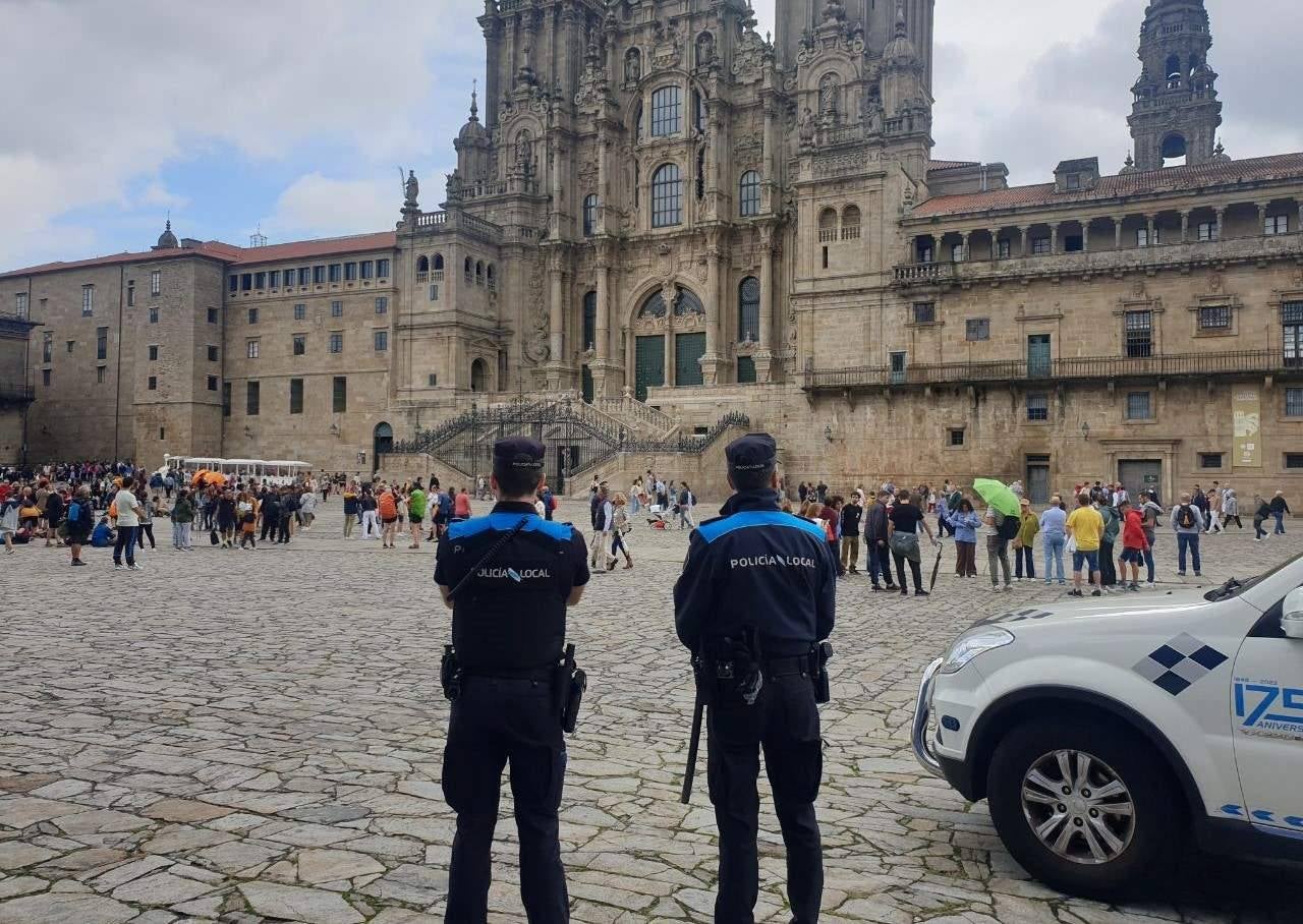 Santiago incorporará 15 nuevos policías locales a finales de octubre y elevará la plantilla a 137 agentes Santiago incorporará 15 nuevos policías locales a finales de octubre y elevará la plantilla a 137 agentes