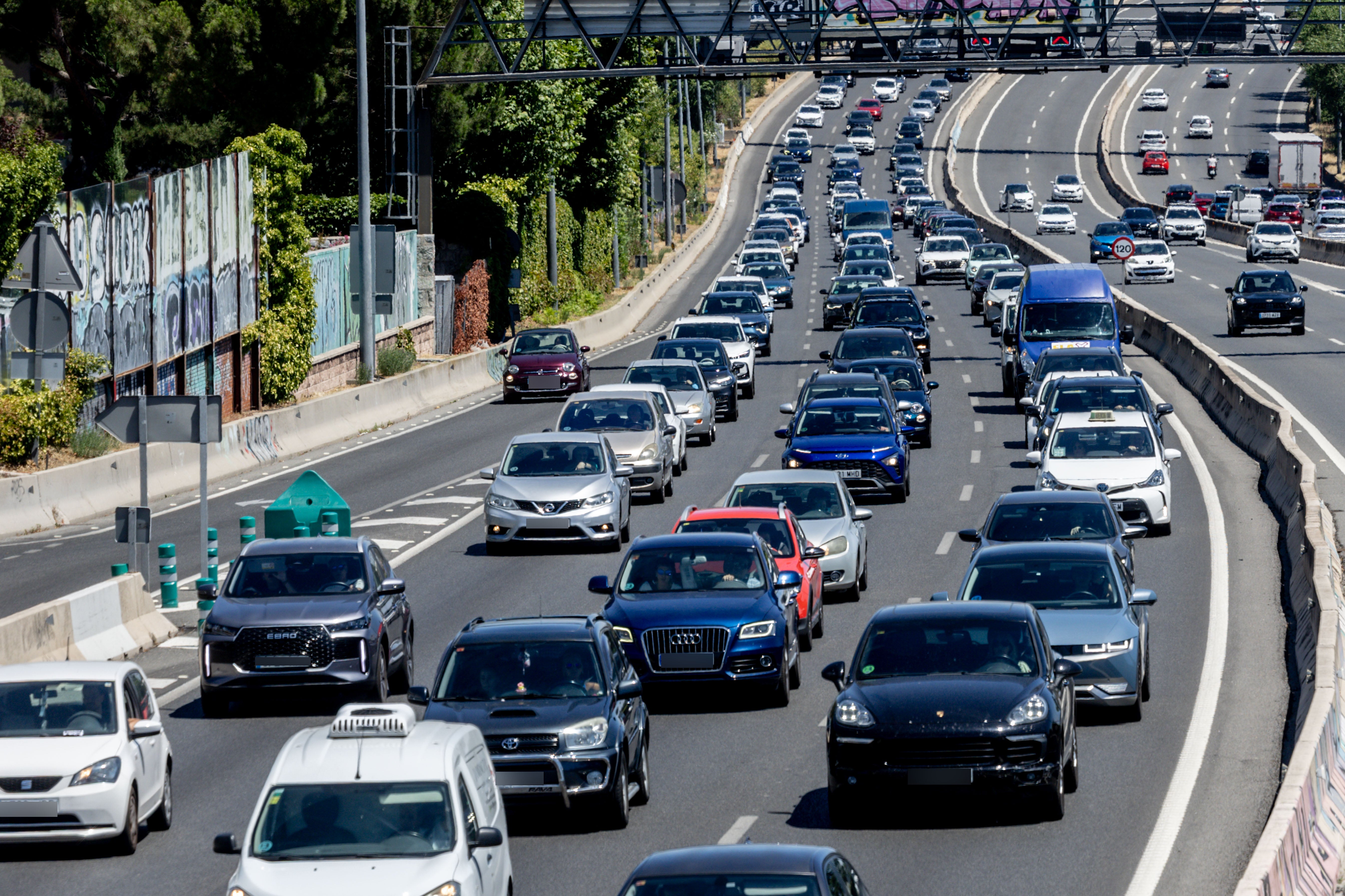 La nueva maniobra que tendrás que hacer en los atascos desde el 1 de octubre: así funciona el "carril de emergencia": así funciona el "carril de emergencia" La nueva maniobra que tendrás que hacer en los atascos desde el 1 de octubre: así funciona el "carril de emergencia": así funciona el "carril de emergencia"