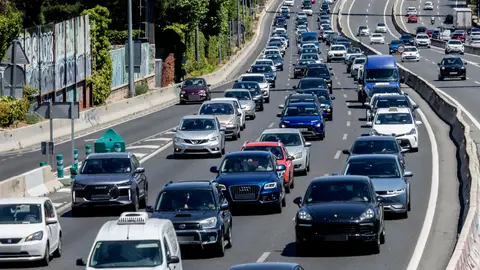 Decenas de coches en un atasco en la A-6 Decenas de coches en un atasco en la A-6