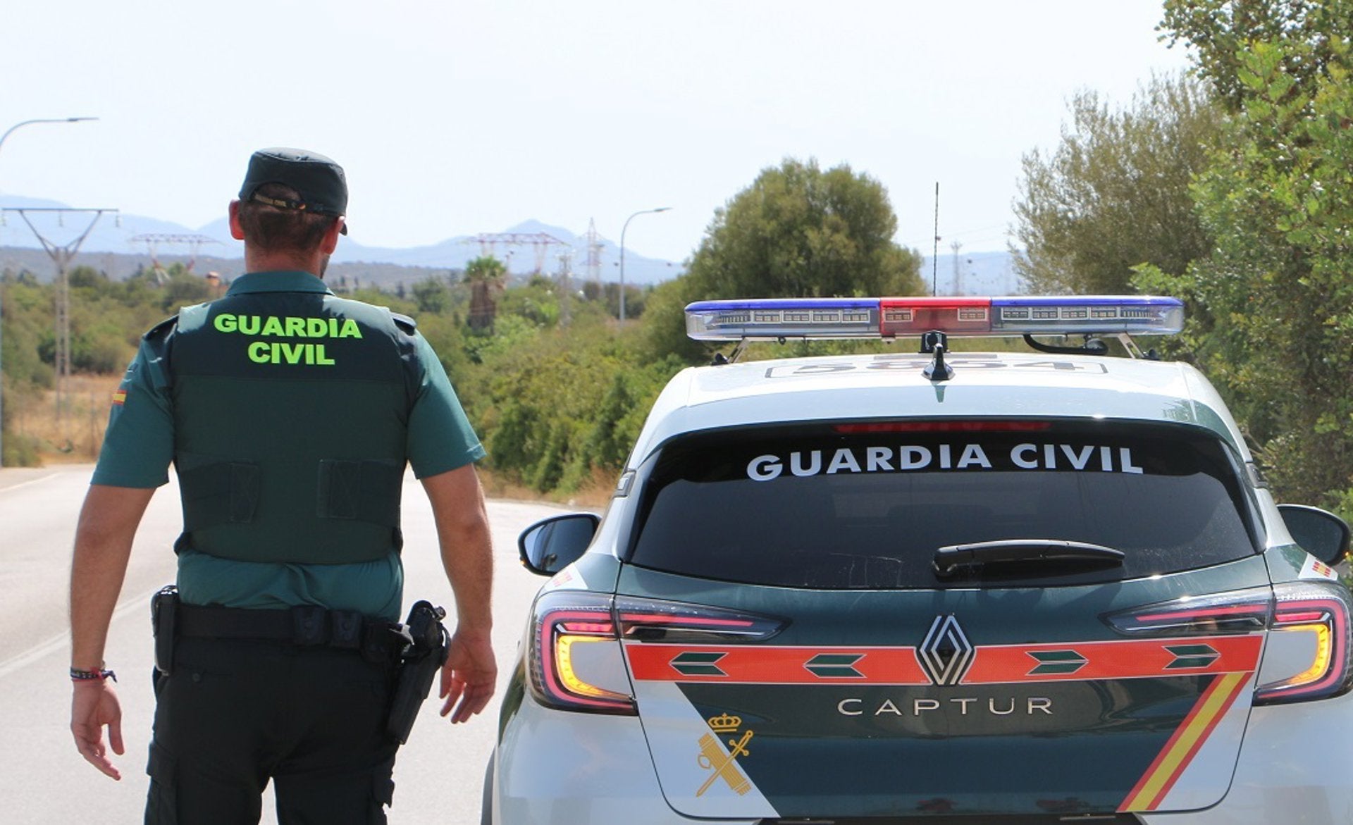 La Guardia Civil detiene a dos personas e investiga a un menor por el robo de 5.000 kilos de almendra ecológica La Guardia Civil detiene a dos personas e investiga a un menor por el robo de 5.000 kilos de almendra ecológica