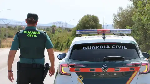 La Guardia Civil rescata en Abadía (Cáceres) a un hombre que se había desorientado tras averiarse su coche La Guardia Civil rescata en Abadía (Cáceres) a un hombre que se había desorientado tras averiarse su coche