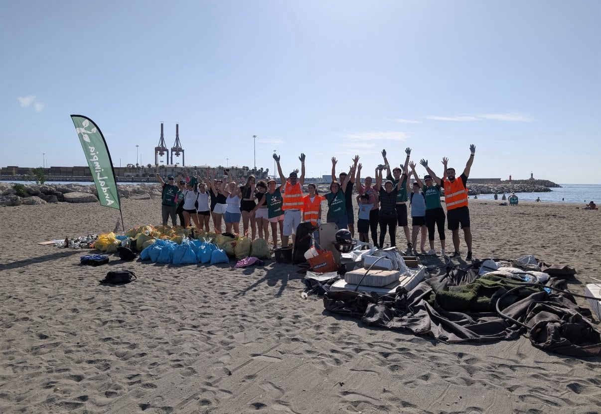 Los centros comerciales Rosaleda y Los Patios se unen a Andalimpia y Amigos del Mar en la Recogida de basuraleza en el espigón de la Playa de la Misericordia con motivo del World Cleanup Day Los centros comerciales Rosaleda y Los Patios se unen a Andalimpia y Amigos del Mar en la Recogida de basuraleza en el espigón de la Playa de la Misericordia con motivo del World Cleanup Day