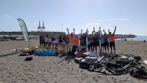 Los centros comerciales Rosaleda y Los Patios se unen a Andalimpia y Amigos del Mar en la Recogida de basuraleza en el espigón de la Playa de la Misericordia con motivo del World Cleanup Day Los centros comerciales Rosaleda y Los Patios se unen a Andalimpia y Amigos del Mar en la Recogida de basuraleza en el espigón de la Playa de la Misericordia con motivo del World Cleanup Day