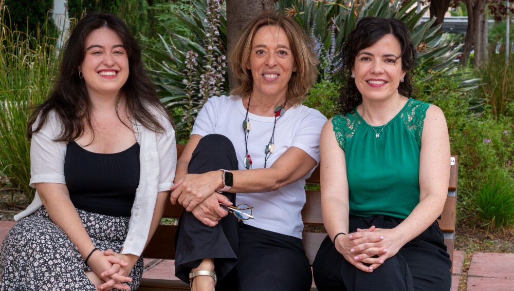 Las investigadoras Bárbara Corral Sánchez, Isabel Pérez Otaño y Ana Isabel Navarro en el Instituto de Neurociencias.