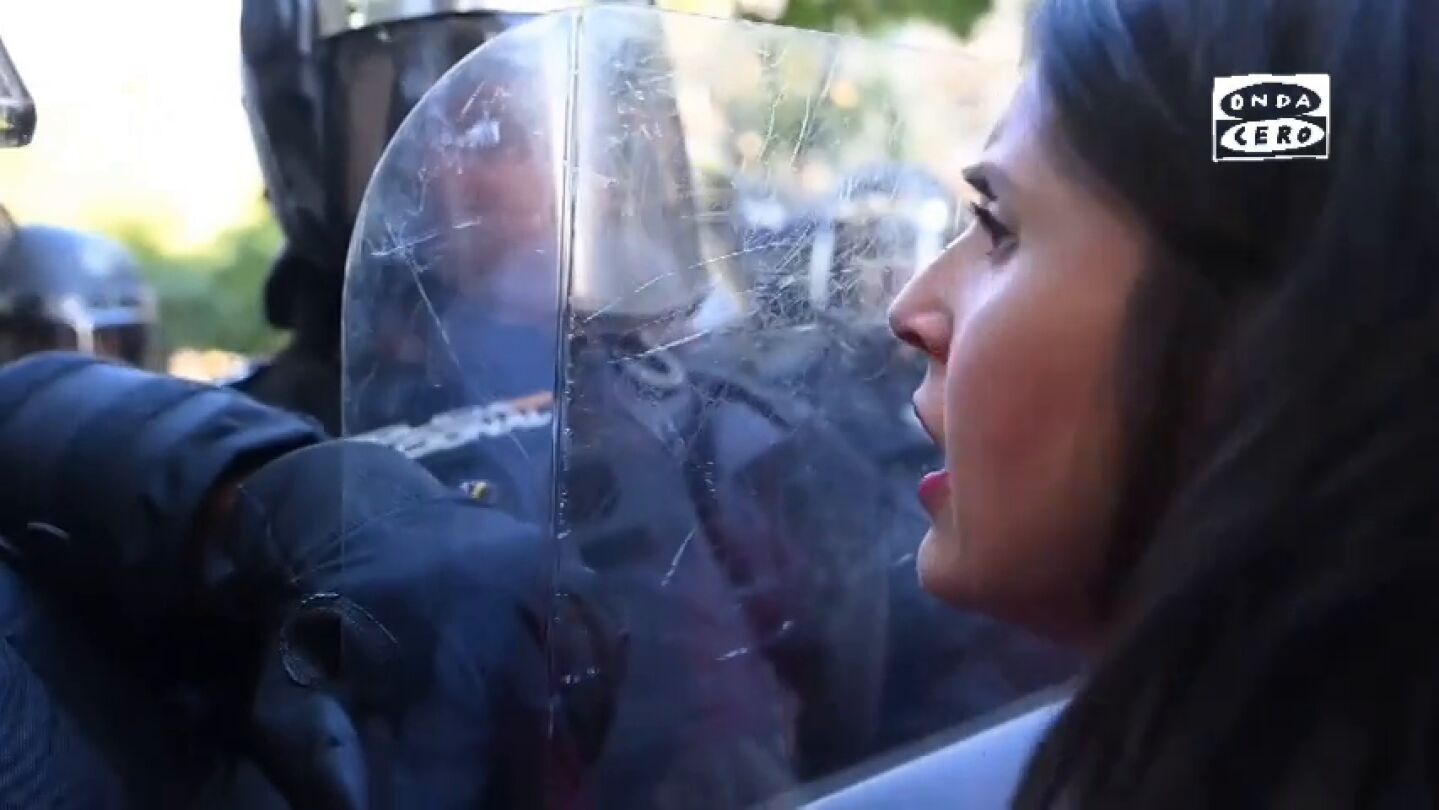 El choque entre Irene Montero y la polic&iacute;a en el desahucio de Maricarmen: "Soy eurodiputada"