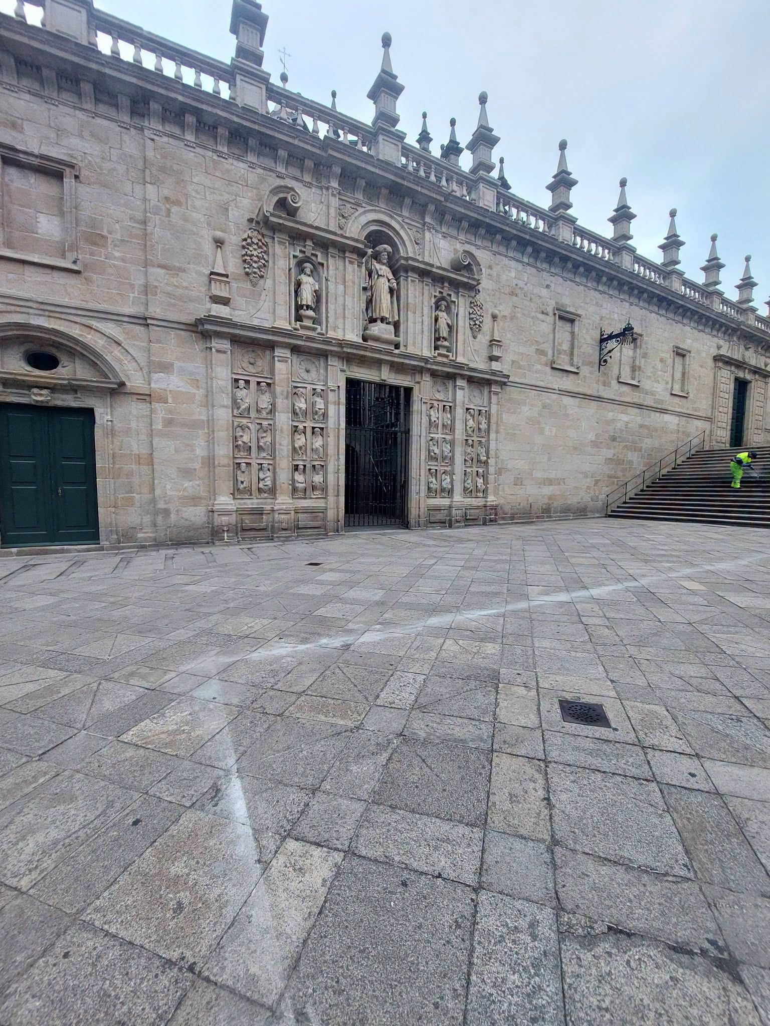 La Catedral de Santiago abrirá el Año Santo 2027 con la apertura de la Puerta Santa al mediodía del 31 de diciembre y sonará un cuerno para anunciar el año jubilar compostelano La Catedral de Santiago abrirá el Año Santo 2027 con la apertura de la Puerta Santa al mediodía del 31 de diciembre y sonará un cuerno para anunciar el año jubilar compostelano