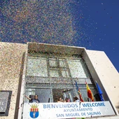 Las fiestas de San Miguel de Salinas llegan a sus días más emotivos para honrar a su patrón con la ofrenda floral y la procesión Las fiestas de San Miguel de Salinas llegan a sus días más emotivos para honrar a su patrón con la ofrenda floral y la procesión