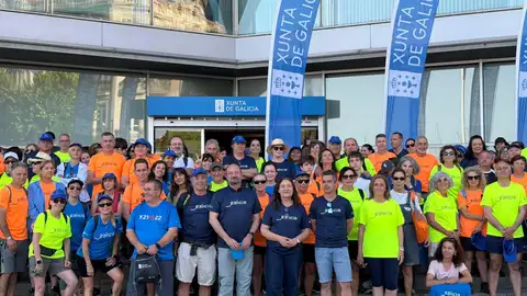 Peregrinos y representantes políticos en una etapa del Camino Portugués de la Costa Peregrinos y representantes políticos en una etapa del Camino Portugués de la Costa