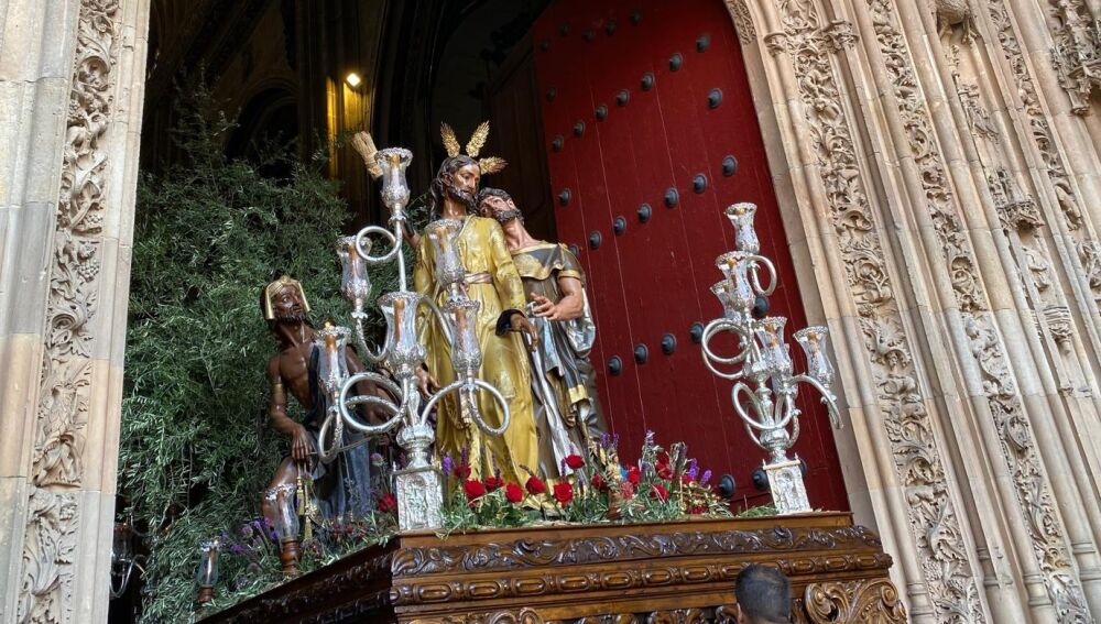 nicio del recorrido por parte de Nuestro Padre Jesús del Prendimiento