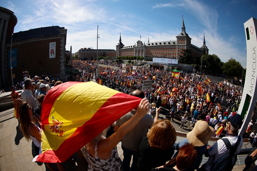 Una multitudinaria marcha recorre el centro de Madrid en apoyo a Ceuta y para exigir a Pedro Sánchez elecciones ya Una multitudinaria marcha recorre el centro de Madrid en apoyo a Ceuta y para exigir a Pedro Sánchez elecciones ya