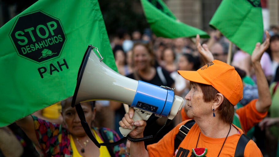 Decenas de personas durante una concentraci&oacute;n en apoyo a Maricarmen tras su desahucio en Madrid