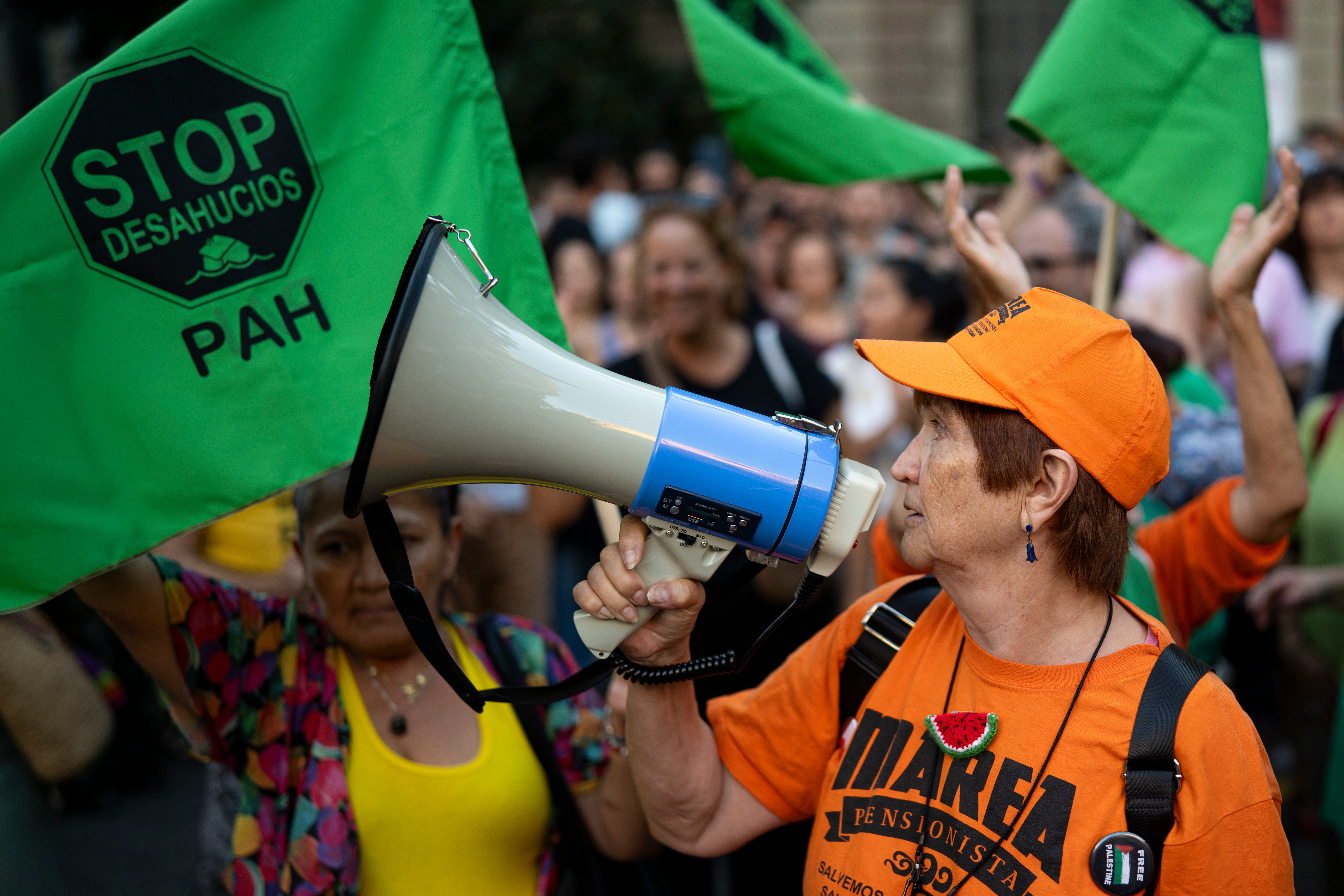 Decenas de personas durante una concentración en apoyo a Maricarmen tras su desahucio en Madrid Decenas de personas durante una concentración en apoyo a Maricarmen tras su desahucio en Madrid