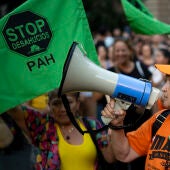 Decenas de personas durante una concentración en apoyo a Maricarmen tras su desahucio en Madrid