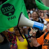 Decenas de personas durante una concentración en apoyo a Maricarmen tras su desahucio en Madrid Decenas de personas durante una concentración en apoyo a Maricarmen tras su desahucio en Madrid