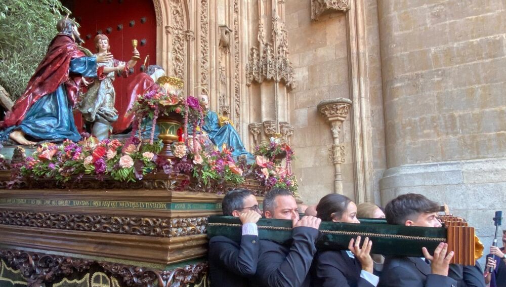 Hermanos cargan el paso de la Oración de Jesús en el Huerto