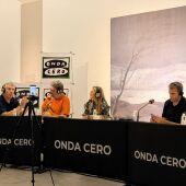 María del Mar Vaquero (centro), Rubén Amón, Carmen Morte y los colaboradores del programa