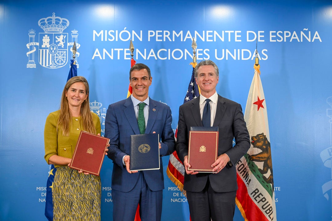 El presidente del Gobierno, Pedro Sánchez (c), el gobernador de Clalifornia, Gavin Newsom (d), y la vicepresidenta tercera y ministra para la Transición Ecológica y el Reto Demográfico Sara Aagesen (i) El presidente del Gobierno, Pedro Sánchez (c), el gobernador de Clalifornia, Gavin Newsom (d), y la vicepresidenta tercera y ministra para la Transición Ecológica y el Reto Demográfico Sara Aagesen (i)