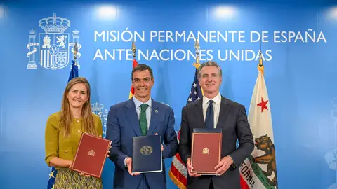 El presidente del Gobierno, Pedro Sánchez (c), el gobernador de Clalifornia, Gavin Newsom (d), y la vicepresidenta tercera y ministra para la Transición Ecológica y el Reto Demográfico Sara Aagesen (i) El presidente del Gobierno, Pedro Sánchez (c), el gobernador de Clalifornia, Gavin Newsom (d), y la vicepresidenta tercera y ministra para la Transición Ecológica y el Reto Demográfico Sara Aagesen (i)