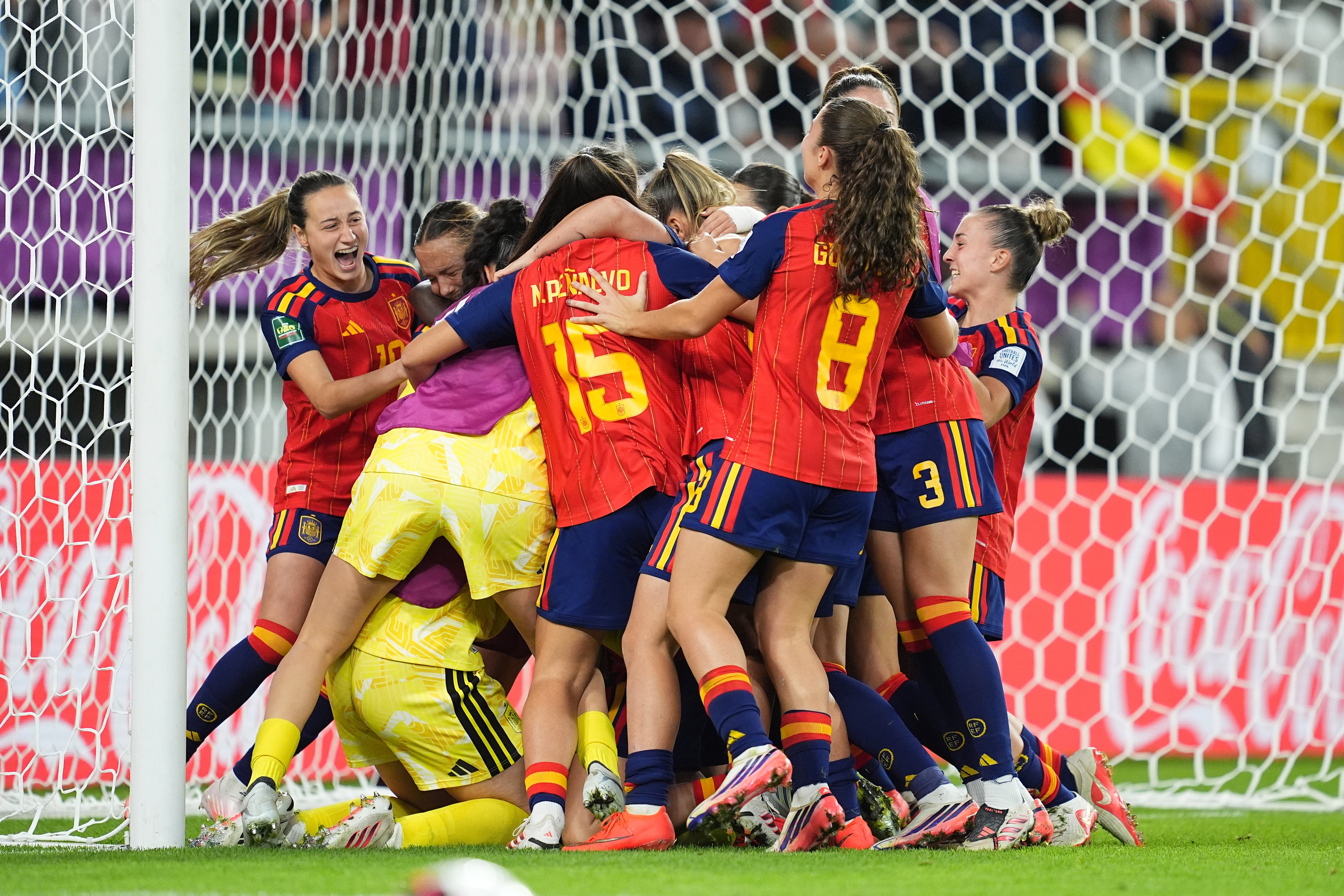 Las jugadoras celebran el penalti parado por Laia Las jugadoras celebran el penalti parado por Laia