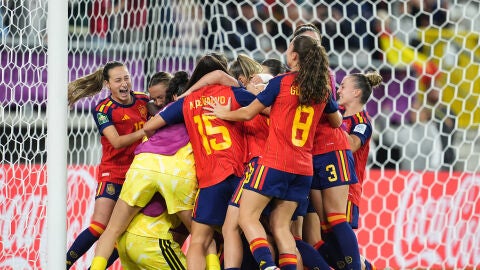Las jugadoras celebran el penalti parado por Laia Las jugadoras celebran el penalti parado por Laia