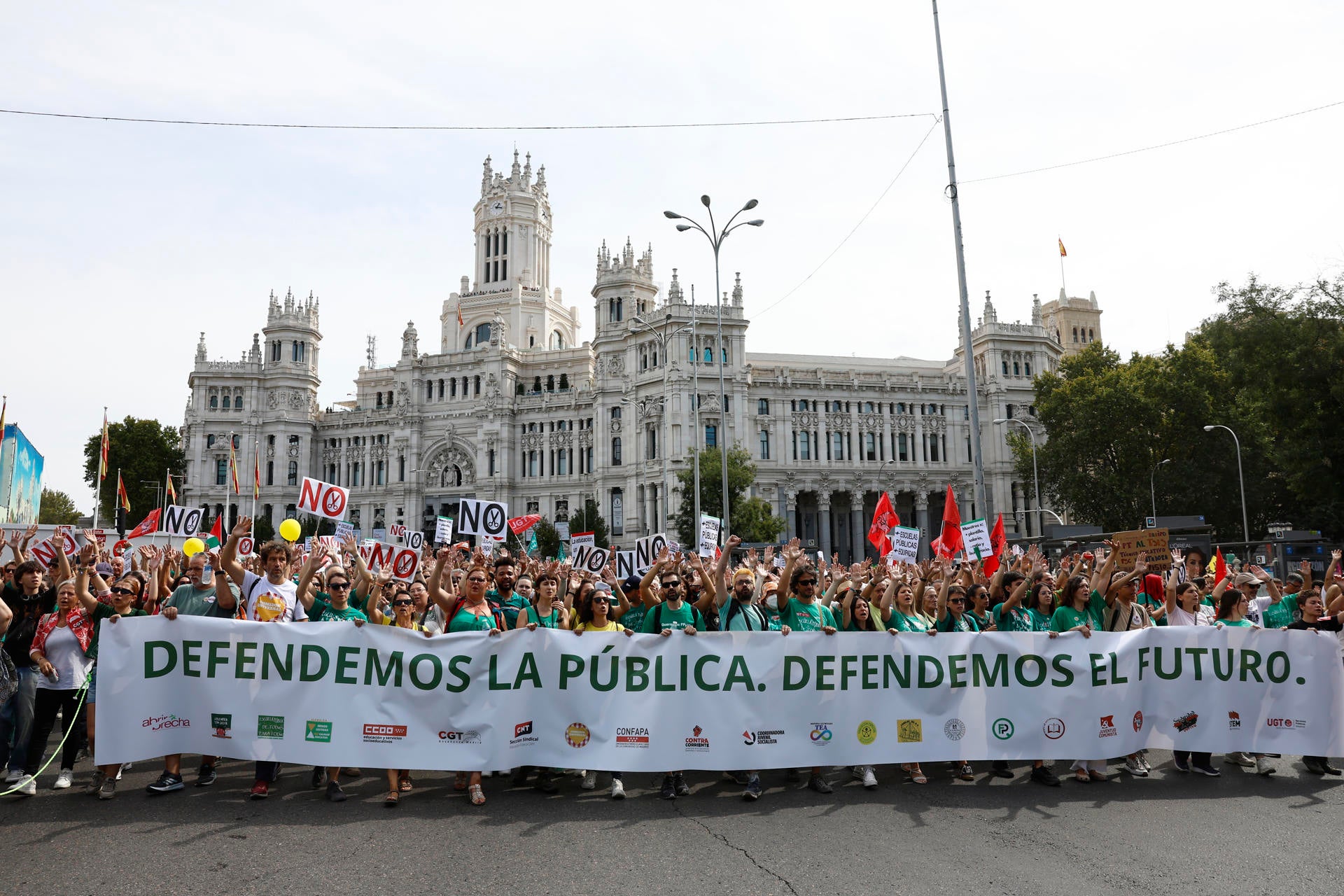 Miles de personas salen a las calles de Madrid a defender la educación pública Miles de personas salen a las calles de Madrid a defender la educación pública