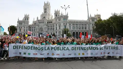 Miles de personas salen a las calles de Madrid a defender la educación pública Miles de personas salen a las calles de Madrid a defender la educación pública