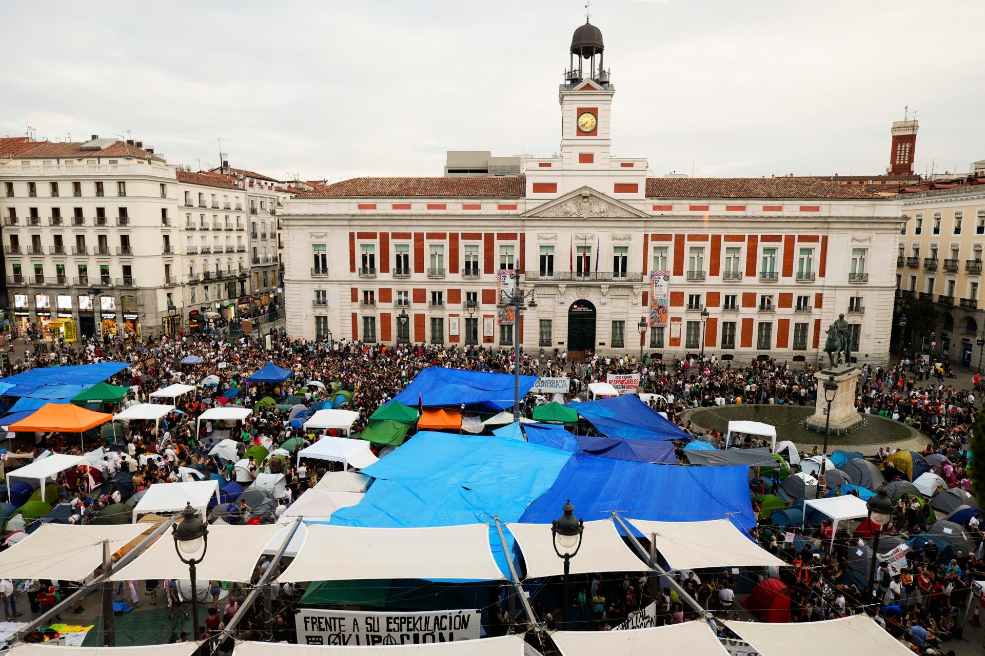 El Sindicato de Inquilinas mantiene la acampada en Sol con la vista puesta en el martes: "Contratos indefinidos o gobernarán los buitres" El Sindicato de Inquilinas mantiene la acampada en Sol con la vista puesta en el martes: "Contratos indefinidos o gobernarán los buitres"