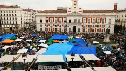Cientos de personas acampan en la Puerta del Sol como protesta por la crisis de vivienda Cientos de personas acampan en la Puerta del Sol como protesta por la crisis de vivienda