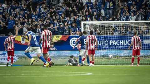Imagen del momento en el que el Oviedo marca el segundo gol Imagen del momento en el que el Oviedo marca el segundo gol