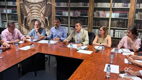 La Consejería de Educación pone en marcha la Mesa de Transporte Escolar La Consejería de Educación pone en marcha la Mesa de Transporte Escolar