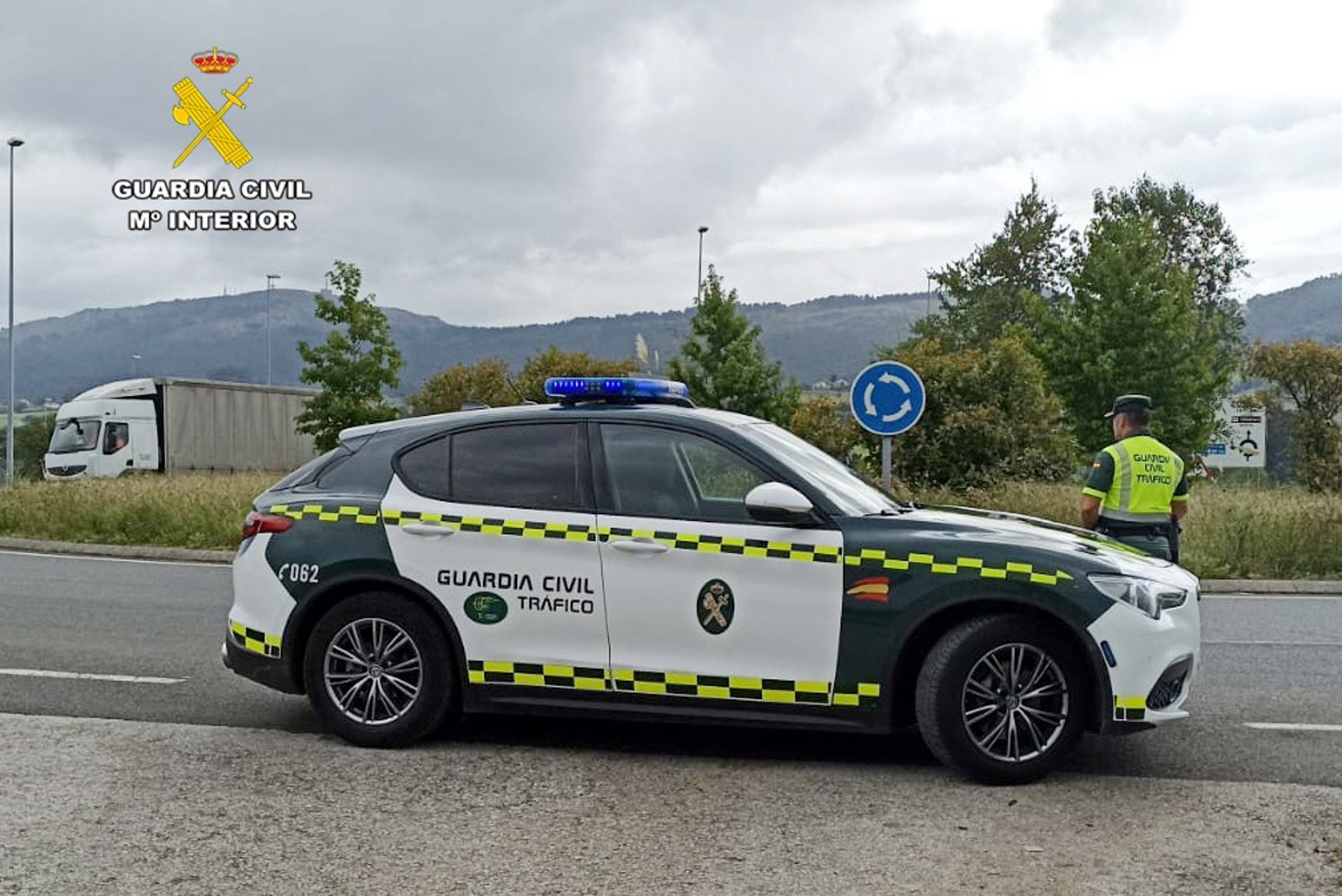 Investigado un conductor que dejó el coche abandonado en la A-8 en Bárcena de Cicero tras sufrir un accidente Investigado un conductor que dejó el coche abandonado en la A-8 en Bárcena de Cicero tras sufrir un accidente
