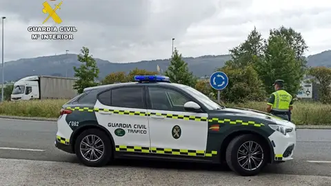 Investigado un conductor que dejó el coche abandonado en la A-8 en Bárcena de Cicero tras sufrir un accidente Investigado un conductor que dejó el coche abandonado en la A-8 en Bárcena de Cicero tras sufrir un accidente