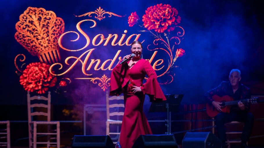 Sonia Andrade durante su actuaci&oacute;n en las Ferias y Fiestas de Alcal&aacute; 2026