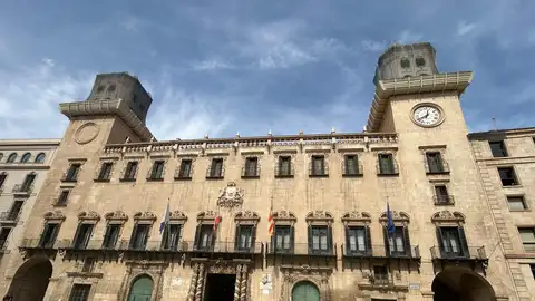 Las torres están protegidas por mallas tras las obras de emergencia que se efectuaron Las torres están protegidas por mallas tras las obras de emergencia que se efectuaron