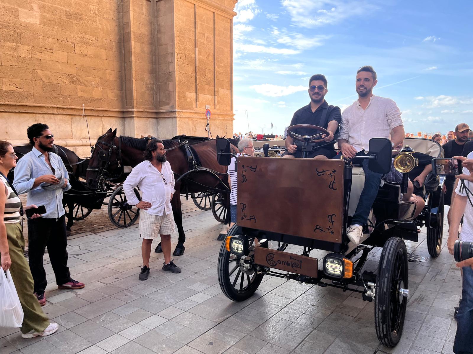 Las calesas eléctricas sin caballos podrían ser una realidad el año que viene en Palma, según la empresa que ha presentado un prototipo Las calesas eléctricas sin caballos podrían ser una realidad el año que viene en Palma, según la empresa que ha presentado un prototipo