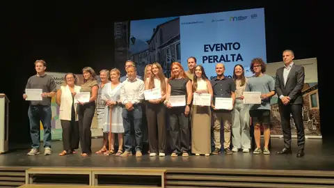 Fotografía de grupo con los galardonados y los representantes de las entidades organizadoras Fotografía de grupo con los galardonados y los representantes de las entidades organizadoras