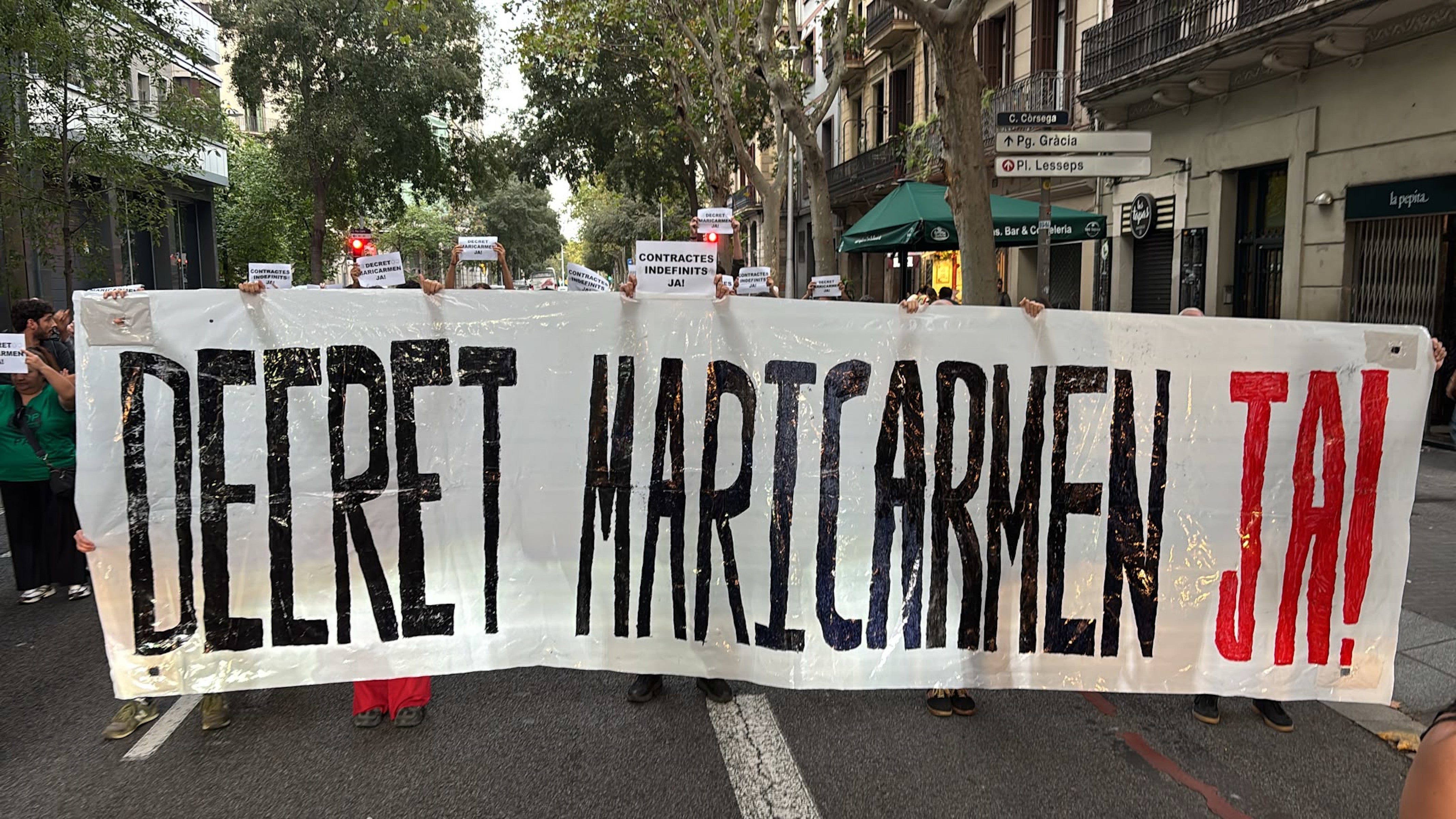 Manifestants tallen diversos carrers de Barcelona per reclamar l’aprovació del decret d’habitatge Manifestants tallen diversos carrers de Barcelona per reclamar l’aprovació del decret d’habitatge