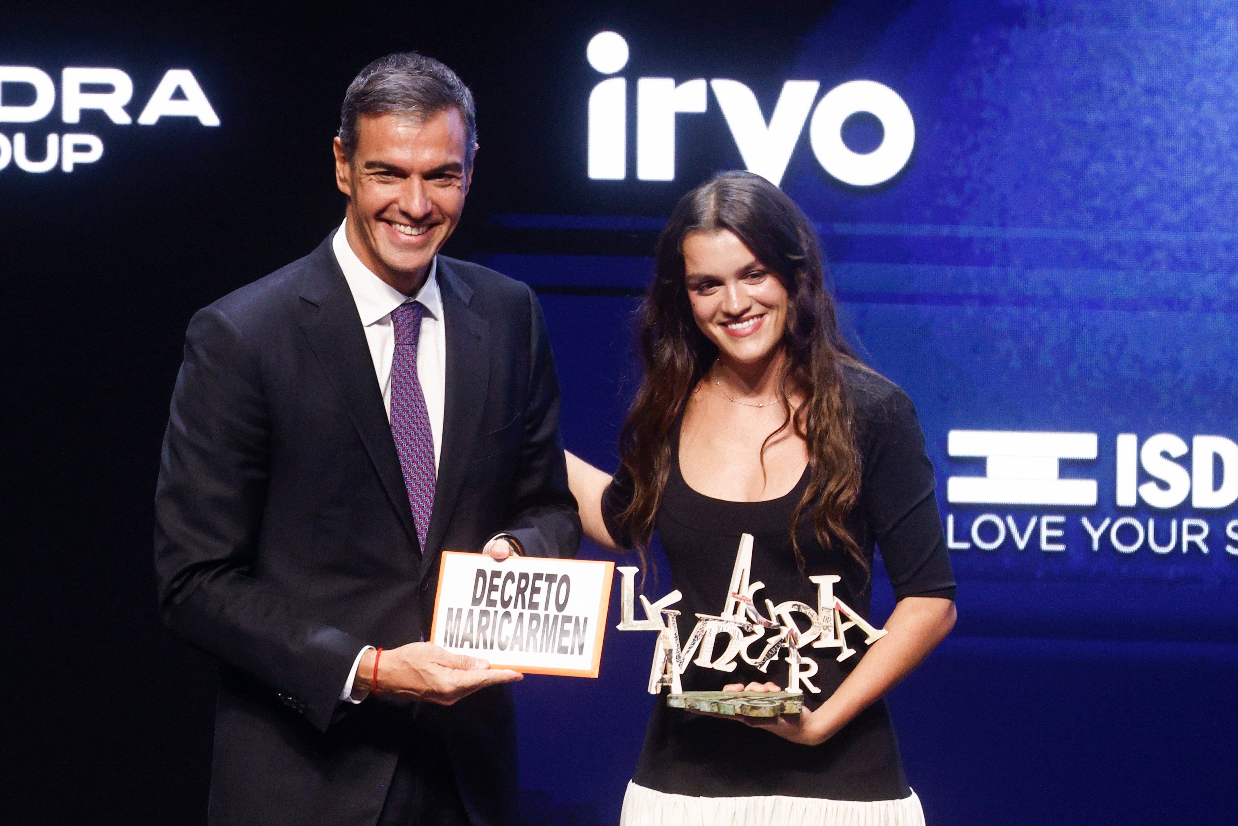 Amaia entrega a Pedro Sánchez un cartel con el lema 'Decreto Maricarmen' Amaia entrega a Pedro Sánchez un cartel con el lema 'Decreto Maricarmen'