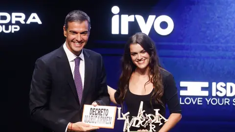 Amaia entrega a Pedro Sánchez un cartel con el lema 'Decreto Maricarmen'. Amaia entrega a Pedro Sánchez un cartel con el lema 'Decreto Maricarmen'.