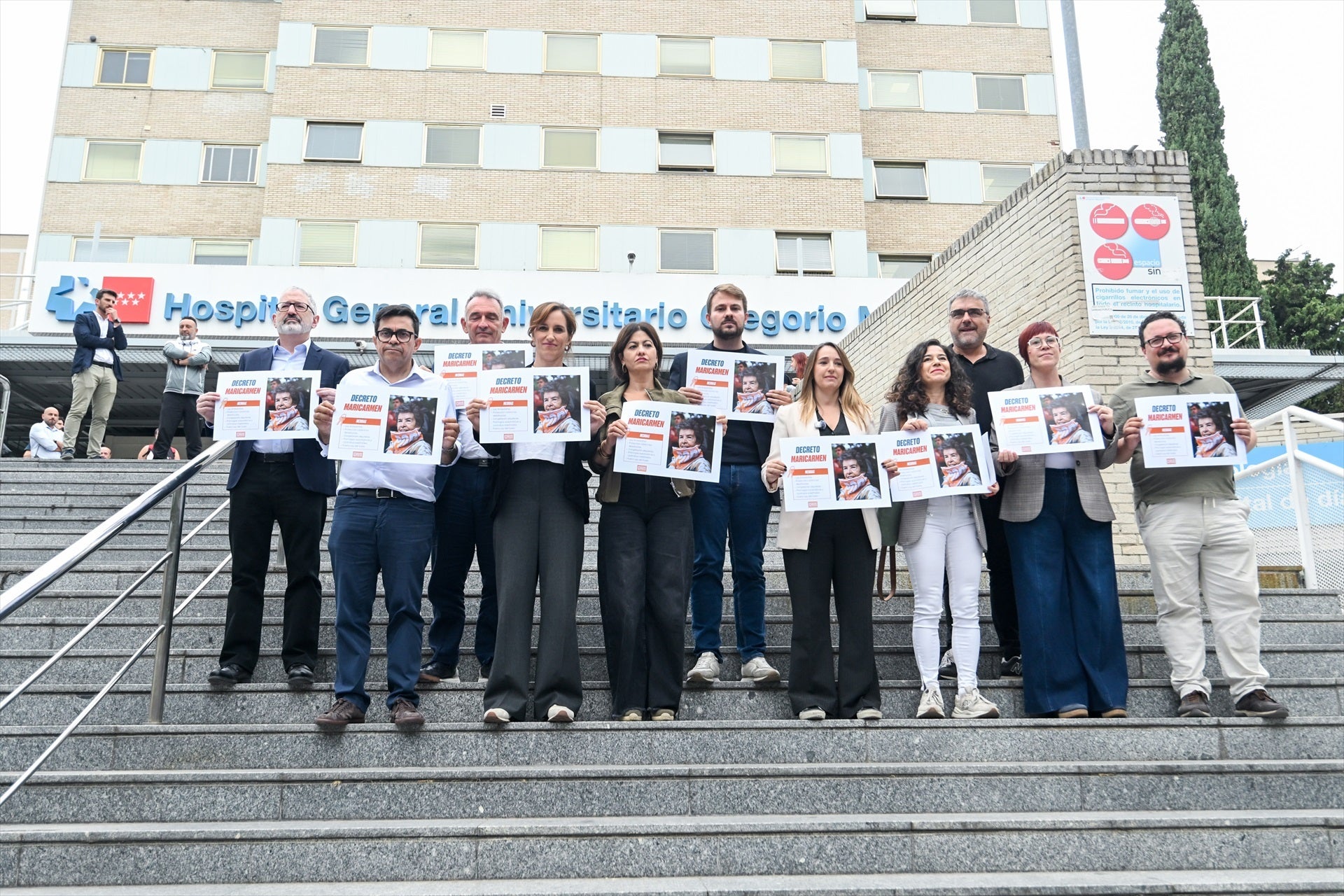 Representantes de Izquierda Unida, Movimiento Sumar, Más Madrid y Comuns, además de Podemos, ERC, Bildu y BNG posan con un cartel en apoyo al 'Decreto Maricarmen' Representantes de Izquierda Unida, Movimiento Sumar, Más Madrid y Comuns, además de Podemos, ERC, Bildu y BNG posan con un cartel en apoyo al 'Decreto Maricarmen'
