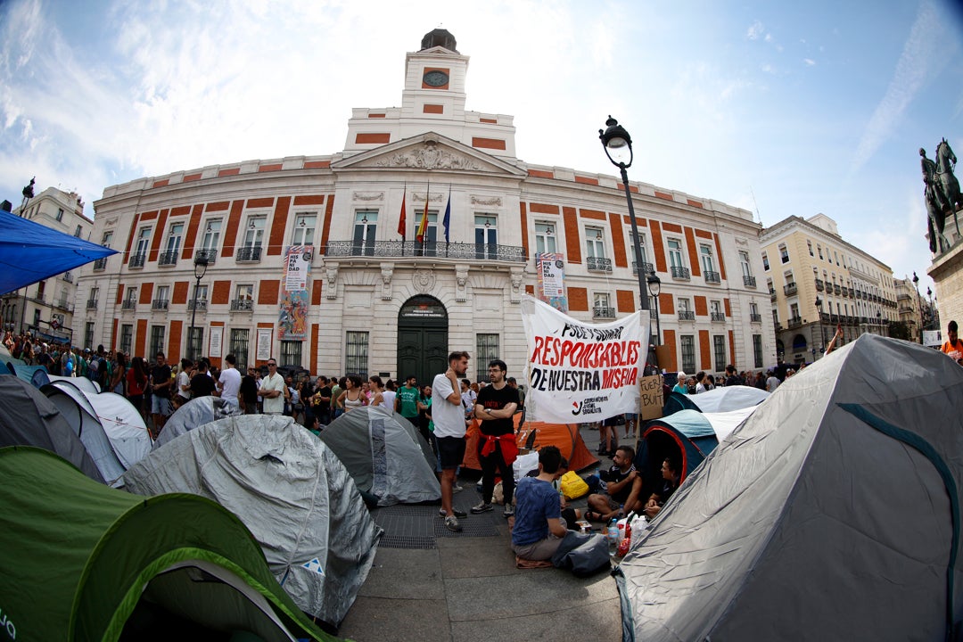 Cientos de personas ocupan con tiendas de campaña desde el sábado la madrileña Puerta del Sol como protesta por el precio de la vivienda. Cientos de personas ocupan con tiendas de campaña desde el sábado la madrileña Puerta del Sol como protesta por el precio de la vivienda.