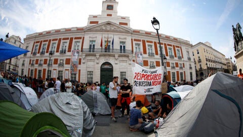 Cientos de personas ocupan con tiendas de campaña desde el sábado la madrileña Puerta del Sol como protesta por el precio de la vivienda. EFE/ Rodrigo Jiménez Cientos de personas ocupan con tiendas de campaña desde el sábado la madrileña Puerta del Sol como protesta por el precio de la vivienda. EFE/ Rodrigo Jiménez