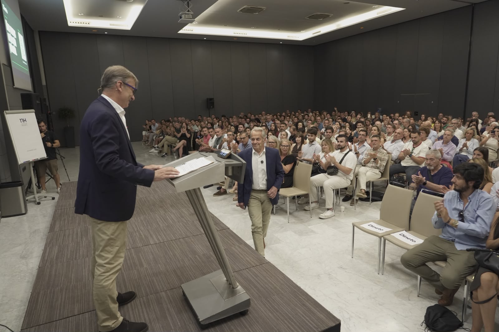 Trescientos empresarios aprenden a sobrevivir en la incertidumbre y la soledad de la mano del superviviente del accidente aéreo de Los Andes Trescientos empresarios aprenden a sobrevivir en la incertidumbre y la soledad de la mano del superviviente del accidente aéreo de Los Andes