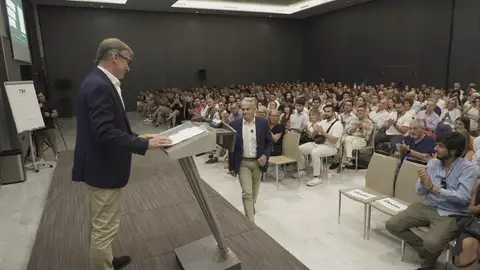 Trescientos empresarios aprenden a sobrevivir en la incertidumbre y la soledad de la mano del superviviente del accidente aéreo de Los Andes Trescientos empresarios aprenden a sobrevivir en la incertidumbre y la soledad de la mano del superviviente del accidente aéreo de Los Andes