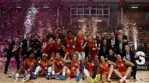 Cara y cruz para Valencia Basket: título en Supercopa y pinchazo en el estreno de ACB Cara y cruz para Valencia Basket: título en Supercopa y pinchazo en el estreno de ACB