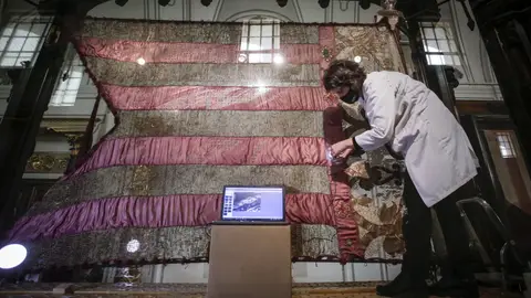 Toma de muestras de la 'Reial Senyera' del siglo XVI Toma de muestras de la 'Reial Senyera' del siglo XVI