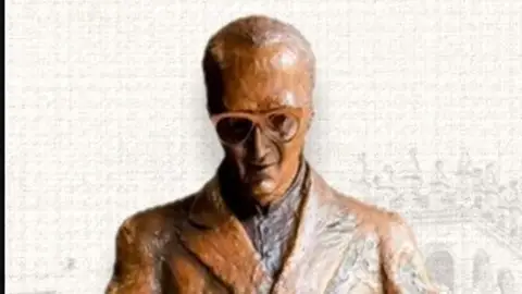 El monumento dedicado al Padre Rafael se inaugura este lunes en la Plaza de San Atón de Badajoz El monumento dedicado al Padre Rafael se inaugura este lunes en la Plaza de San Atón de Badajoz