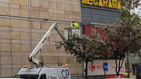 Instalación del cableado junto al Centro Comercial Vialia Instalación del cableado junto al Centro Comercial Vialia